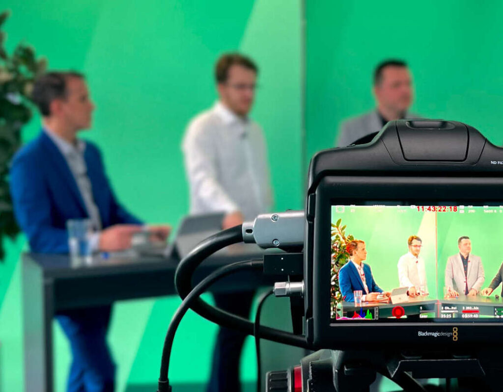 Eine Kamera zeigt Ferry van Saalbach beim Moderieren eines Bechtle-Webinars mit drei weiteren Teilnehmern.